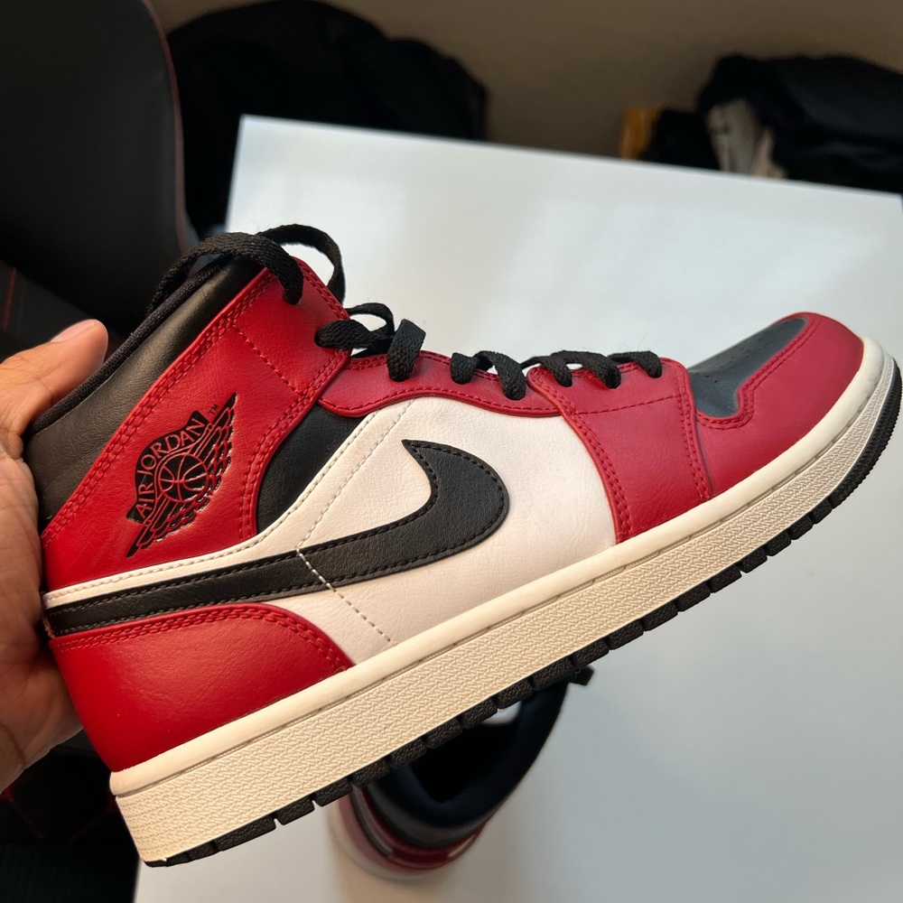Jordan 1 mid Chicago toe
